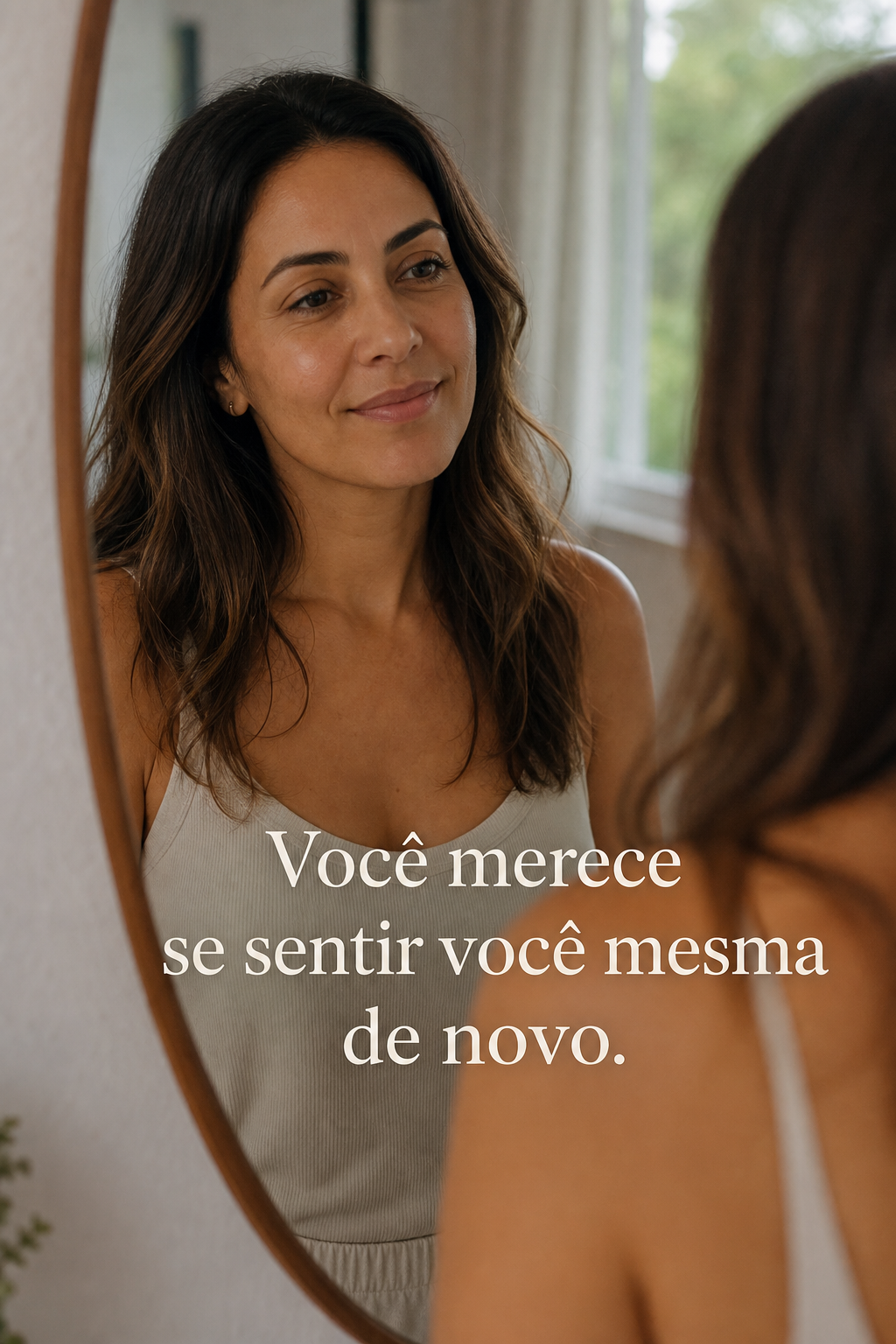 Mulher 40+ com expressão tranquila, luz natural
